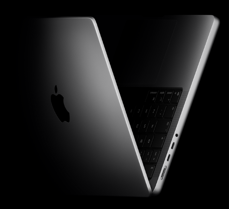 MacBook Pro σε στάση που σχηματίζει ένα V, αναφερόμενο στο M5 chip